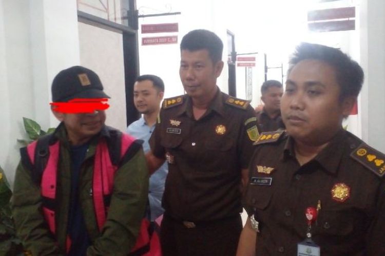 Kasi Pidsus Kejari Medan Mochammad Ali Rizza (kanan), Kasi Intelijen Kejari Medan Simon (tengah) membawa terdakwa S (kiri) ke mobil tahanan di Kantor Kejari Medan, Sumatera Utara, Senin (27/11/2023).
