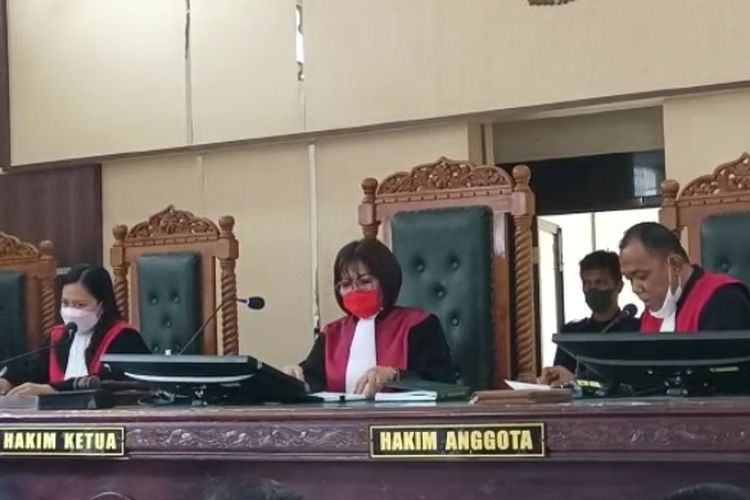 Majelis Hakim membacakan vonis terhadap dua terdakwa kasus pembunuhan Mara Salem Harahap di ruang Cakra Pengadu Negeri Simalungun, Kamis (3/2/2022).