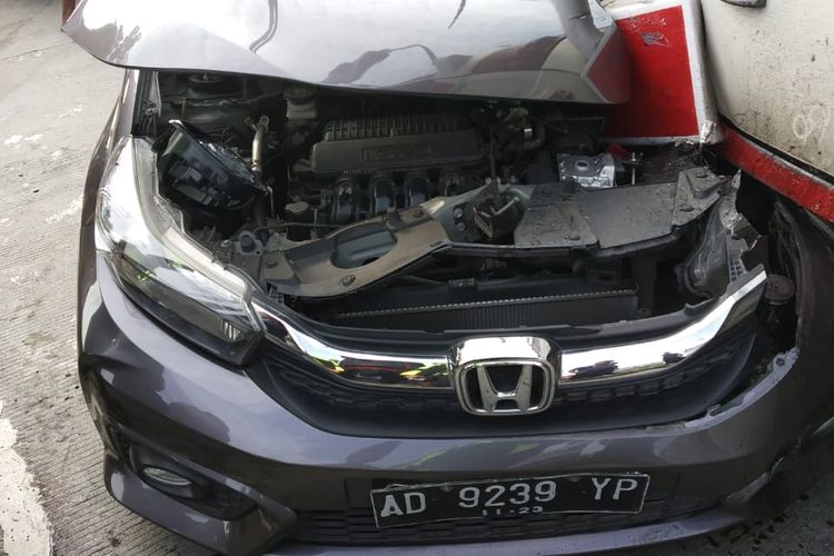 Honda Brio AD 9239 YP terseret hingga 150 meter dalam kecelakaan di gerbang tol Bawen.