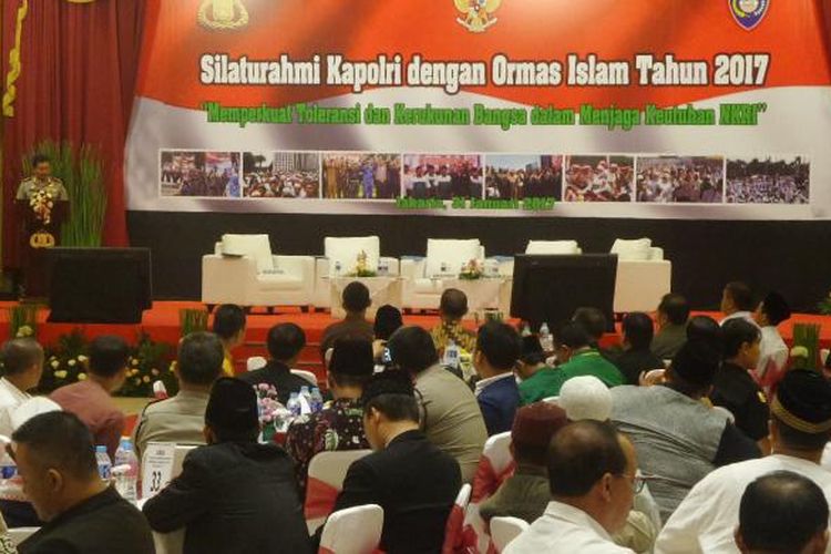 Kepala Baharkam Polri Komjen Pol Putut Eko Bayuseno membuka forum silaturahim dengan ormas Islam di Auditorium PTIK, Jakarta, Selasa (31/1/2017).