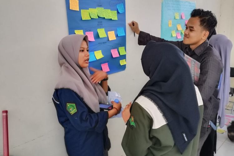 Metode Plester Mulut membaca sunyi dan PR KOKO menjadi salah satu strategi dosen IAIN, Abdul Razak, Samarinda, Kalimantan Timur guna membantu mahasiswa mempertajam kemampuan analisa mempersiapkan skripsi.  