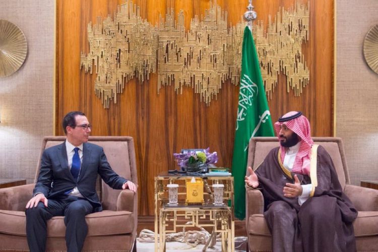Putra Mahkota Arab Saudi Mohammed bin Salman (kiri) bertemu dengan Menteri Keuangan Amerika Serikat Steven Mnuchin di Riyadh, Senin (22/10/2018). (Twitter/Kementerian Luar Negeri Saudi)