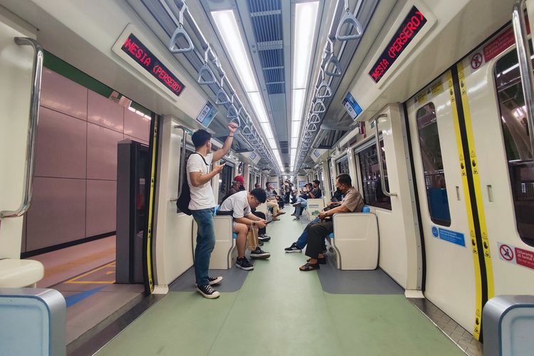 Suasana di dalam LRT rute Dukuh Atas-Jati Mulya saat hari pertama diresmikan, Senin (28/8/2023) 