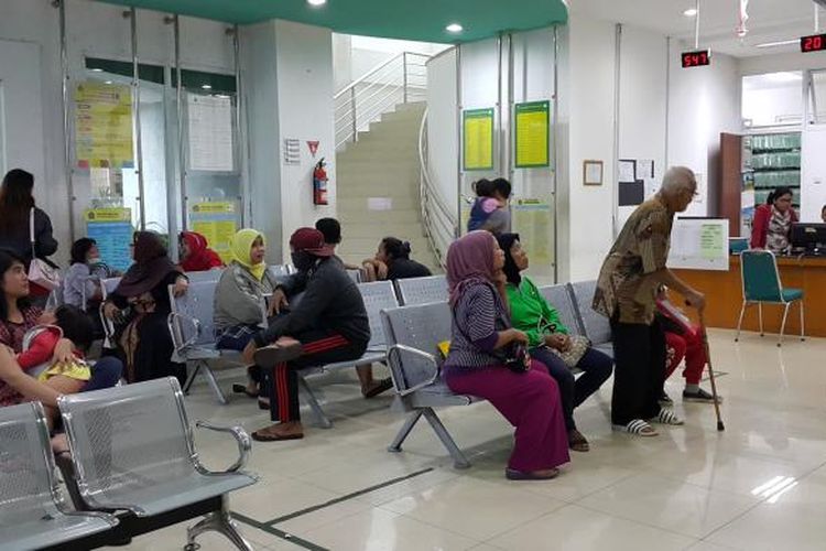 Pasien di Puskesmas Kecamatan Menteng, Jakarta Pusat, menunggu dipanggil untuk berobat, Jumat (3/2/2017).