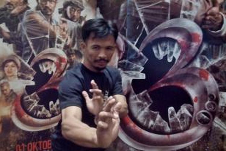 Artis peran dan seniman pencak silat Cecep Arif Rahman diabadikan usai jumpa pers film 3 di XXI Epicentrum, Kuningan, Jakarta Selatan, Senin (28/9/2015).