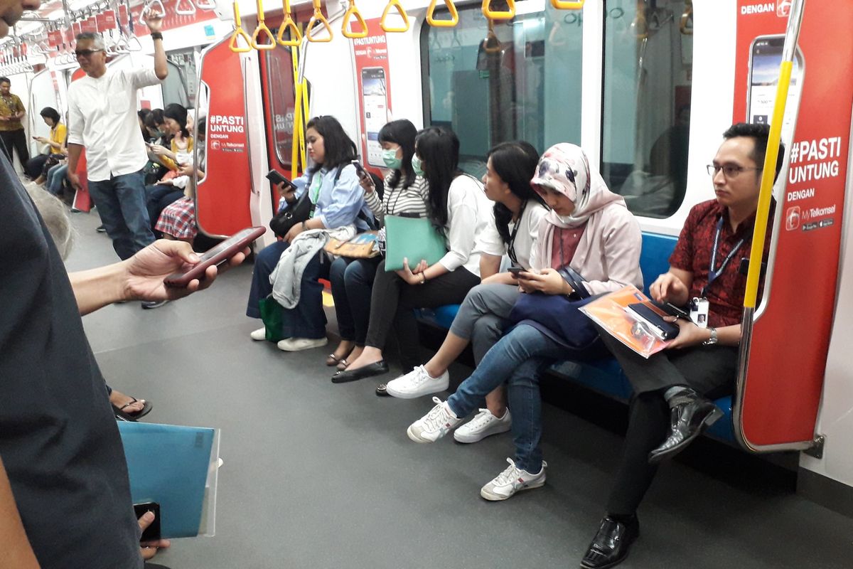 Situasi di dalam MRT jelang makan siang pada Jumat (24/05/2019). 