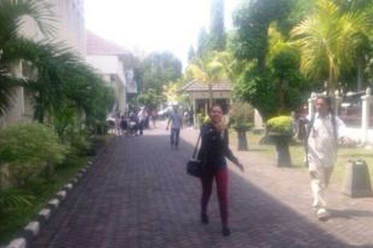 Florence berjalan sendirian menuju Pengadilan Negeri Kota Yogyakarta untuk menjalani sidang perdana, Rabu (12/11/2014).
