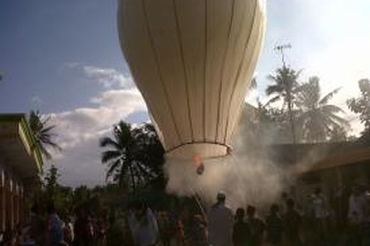 Untuk merayakan Lebaran, remaja masjid Miftahul Ulum Desa Sumberasri Kecamatan Purwoharjo, Banyuwangi, menerbangkan balon udara karya sendiri, Kamis (8/8/2013).