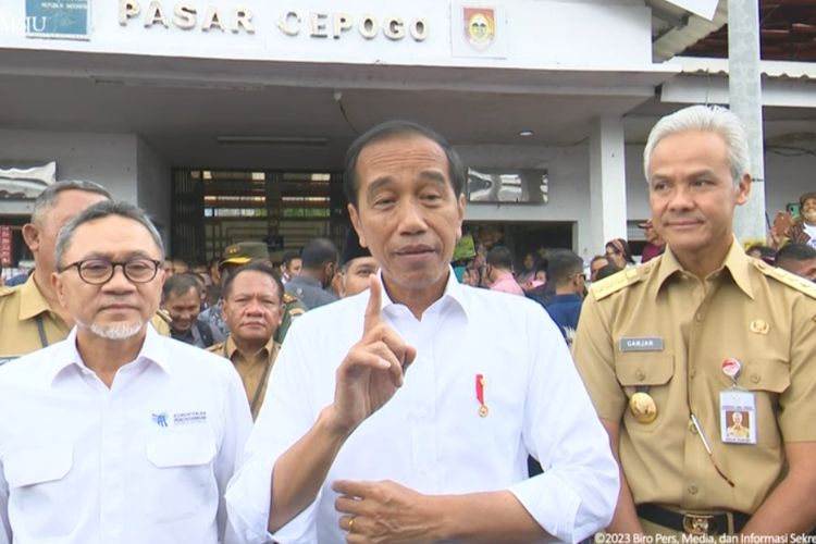 Jokowi saat memberikan keterangan pers di Pasar Cepogo, Boyolali, Senin (10/4/2023)