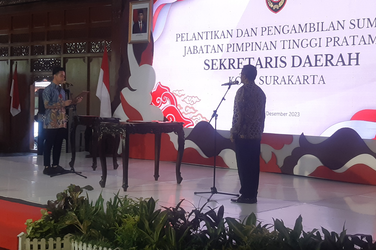 Wali Kota Solo Gibran Rakabuming Raka melantik Budi Murtono sebagai Sekretaris Daerah (Sekda) menggantikan Ahyani yang purna tugas di Pendapi Gede Kompleks Balai Kota Solo, Jawa Tengah, Jumat (1/12/2023). 