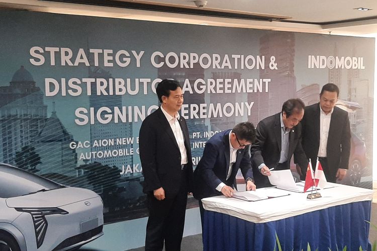 Penandatanganan perjanjian distribusi antara GAC Aion dengan Indomobil Group di Jakarta, Selasa (2/4/2024).