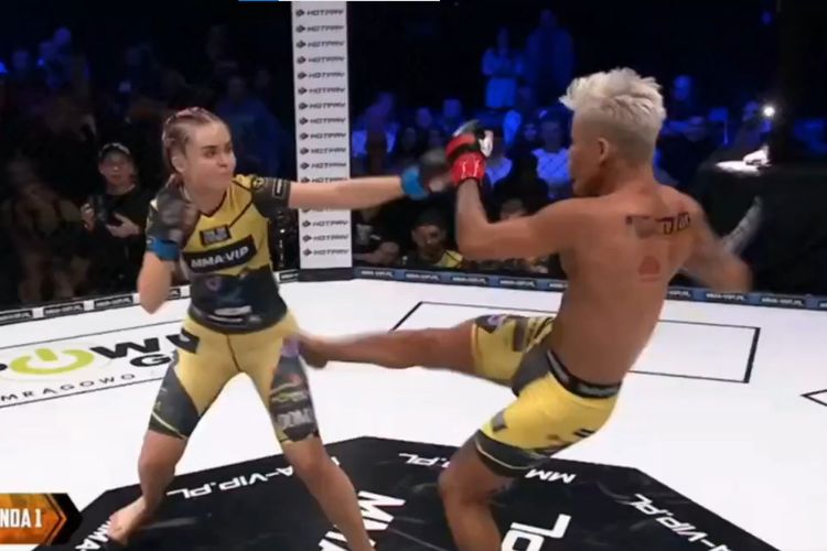 Duel MMA VIP 3 di Polandia antara petarung pria melawan wanita pada Sabtu (30/10/2021) berlangsung brutal. Michal Przybylowicz (kanan) sedang melawan Viktoria Domzalska (kiri) yang akhirnya tak mampu melanjutkan pertandingan.