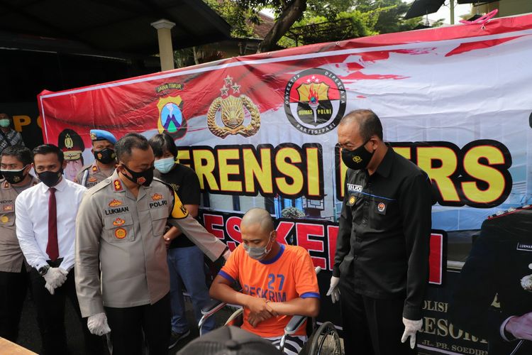 Tersangka pembunuh sopir taksi online saat konferensi pers di Mapolres Kediri, Jawa Timur, Senin (1/2/2021).