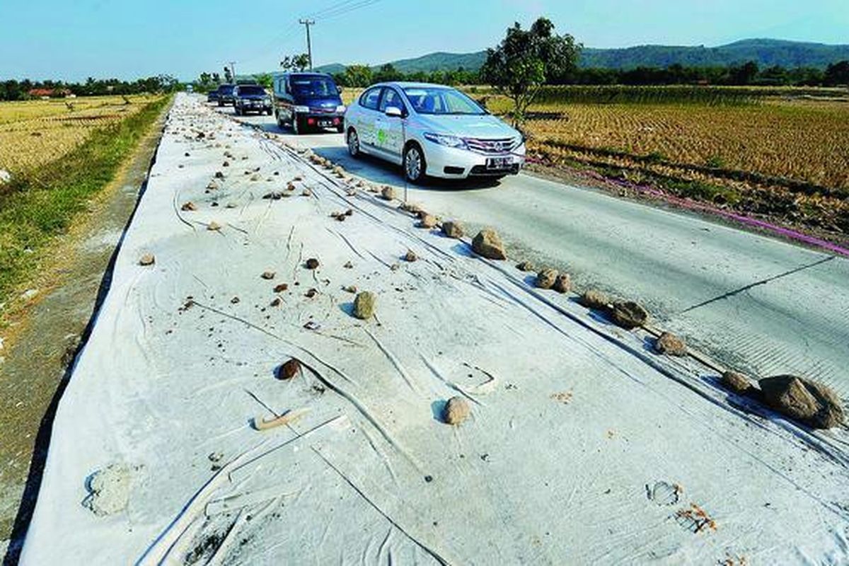 Kendaraan melewati jalur alternatif di Desa Cibuluh, Kecamatan Ujung Jaya, Sumedang, Jawa Barat, yang sebagian ruas masih dalam pengecoran beton, Rabu (1/8). Jalur tersebut merupakan alternatif yang menghubungkan Sadang dan Sumedang.