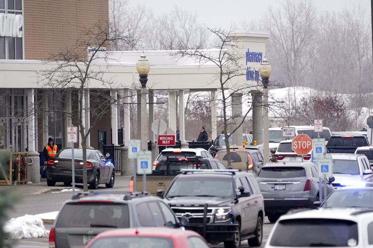 Polisi mengamankan perimeter di Oxford High School, Michigan AS, Selasa (30/11/2021) setelah siswa berusia 15 tahun melepaskan tembakan, membunuh beberapa siswa dan melukai beberapa orang lainnya, termasuk seorang guru.