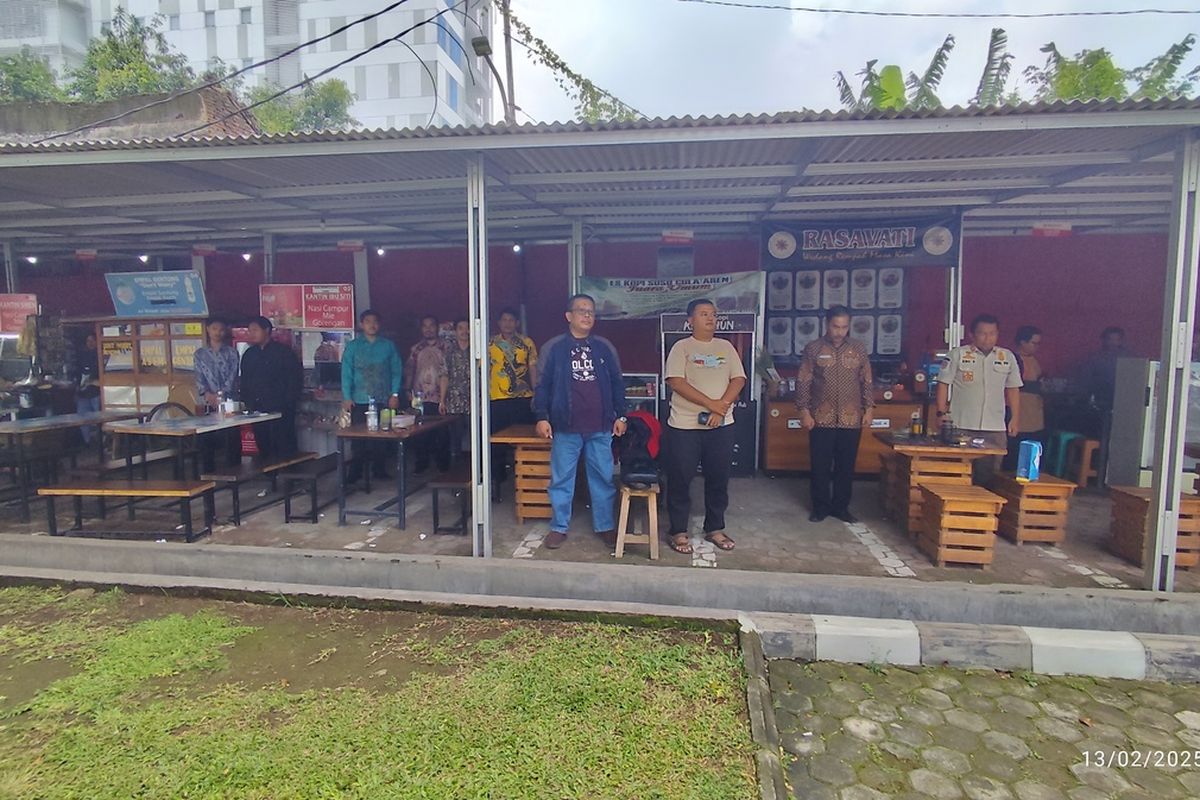 Sejumlah warga dan pengunjung di kantin kantor balaikota Cirebon berdiri saat mendengarkan Lagu Indonesia Raya Satu Stanza yang diperdengarkan Kantor Setda Kota Cirebon pada Kamis (13/2/2025) siang.