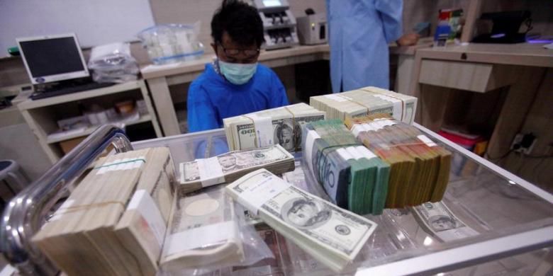 Petugas memilah valuta asing di Cash Center Bank Mandiri di Jakarta, Jumat (4/1/2013). 