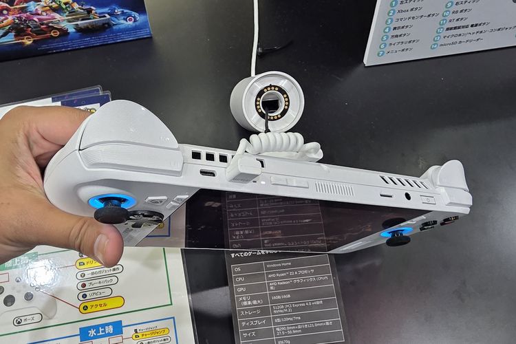 ROG Xbox Ally bagian sisi atas, digenggam di Tokyo Game Show 2025 di Makuhari Messe, Chiba, Jepang, Kamis (25/9/2025).