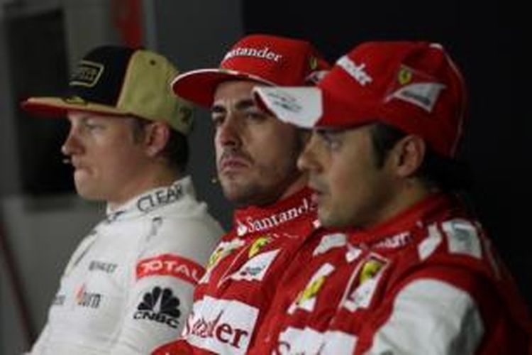 Pebalap Ferrari asal Spanyol, Fernando Alonso (tengah) didampingi Kimi Raikkonen (kiri) dan Felipe Massa, berbicara kepada media dalam konferensi pers setelah menjuarai GP Spanyol, 12 Mei 2013. 