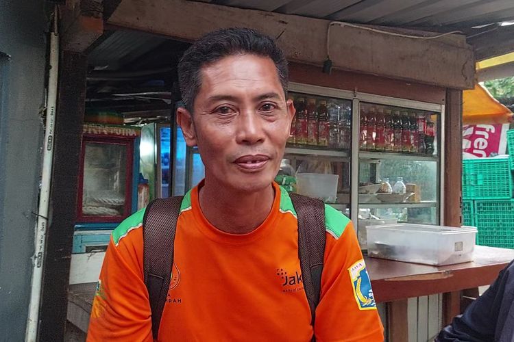 Azwar Laware (56) anggota UPK Badan Air Palmerah Jakarta Barat,  terancam menganggur akibat aturan baru PJLP di Jakarta maksimal usia 56 tahun.