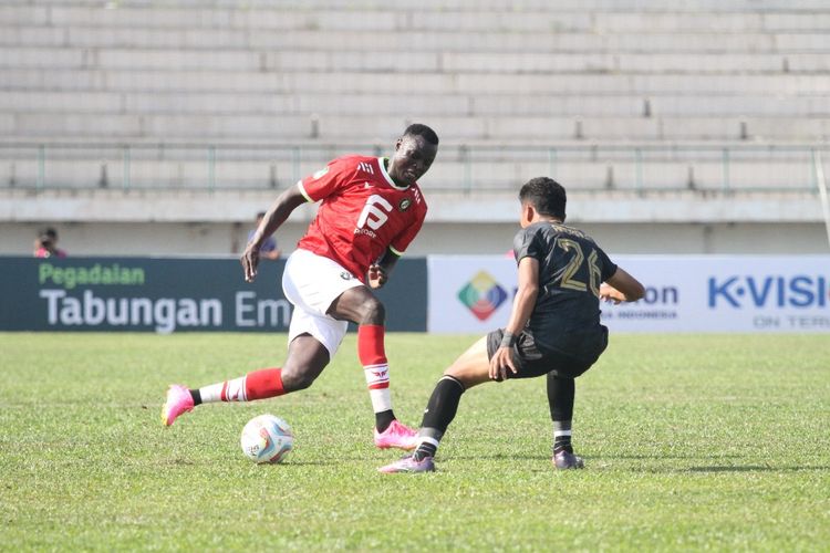Gol Ezechiel Ndouassel pada laga lanjutan Pegadaian Liga 2, di Stadion Singaperbangsa Karawang, Minggu 24 September 2023 sore, mengokohkan FC Bekasi di puncak klasemen grup 2 Pegadaian Liga 2. 