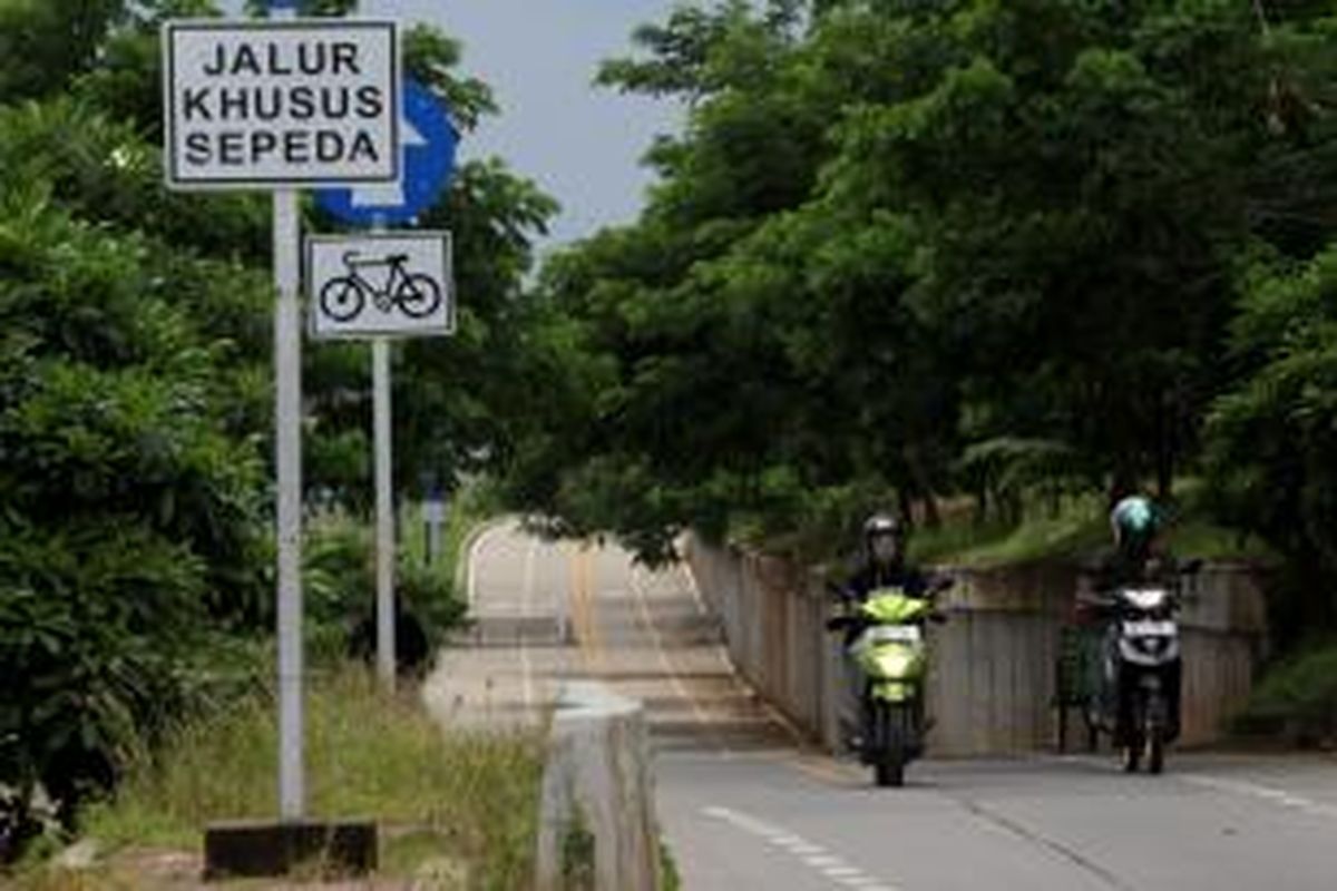 Pengendara sepeda motor memasuki jalur sepeda di kawasan Kanal Banjir Timur, Jakarta, Senin (4/3/2013). Jalur yang seharusnya dikhususkan untuk pesepeda sepanjang 23,5 kilometer tersebut seringkali diserobot oleh pengendara motor.