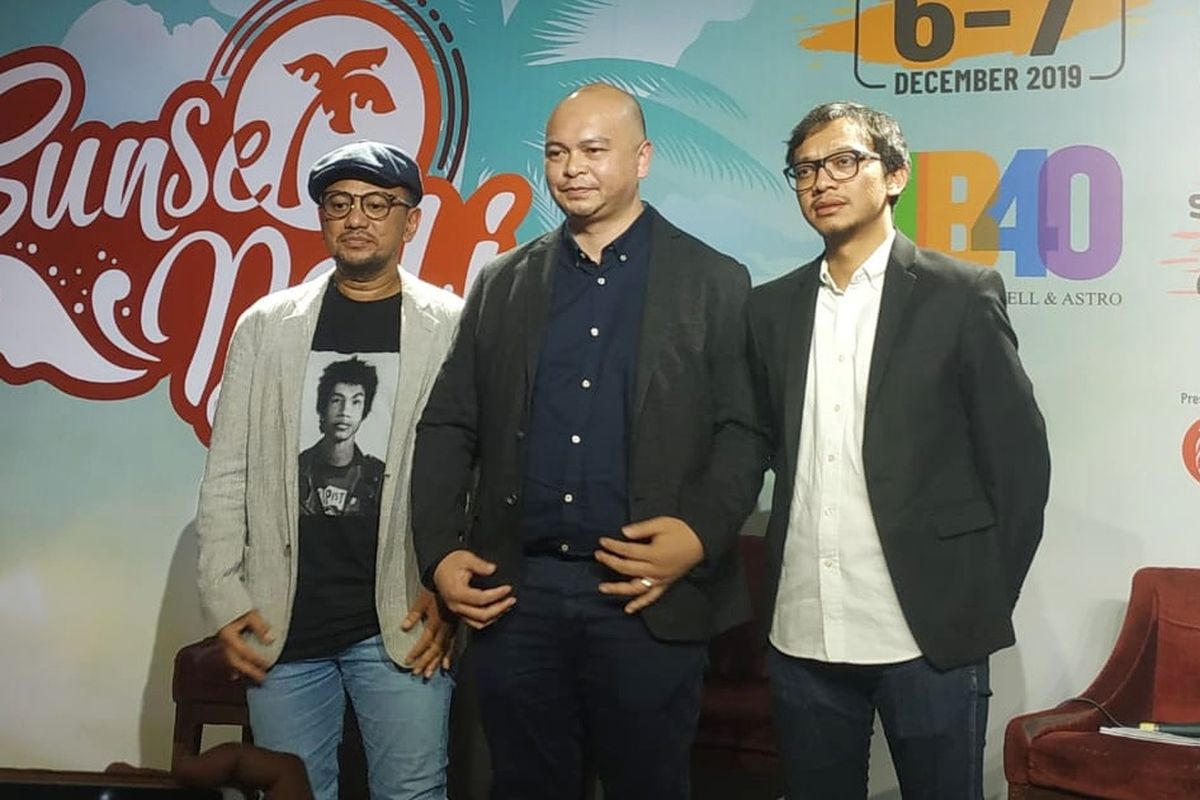 Anas Syahrul Alimi selaku event consultant dari Rajawali Indonesia, Michael Umbas selaku Direktur Anak Bangsa Juara yang juga penyelenggara dan Ben Mukti W selaku Head of Content Bookmyshow Southeast Asia dalam jumpa pers Sunset Bali Music Festival di kawasan SCBD, Jakarta Selatan, Selasa (22/10/2019). 