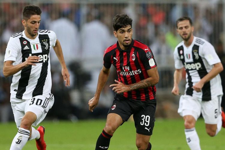 Aksi pemain baru AC Milan, Lucas Paqueta pada laga Final Piala Super Italia yang berlangsung di stadion King Abdullah Sports City, Jeedah, Kamis (17/12019).