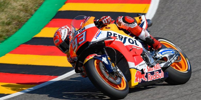 Marc Marquez saat menjalani sesi latihan bebas di Sirkuit Sachsenring, Jerman, Jumat (13/7/2018).
