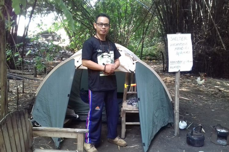 Abdulloh Al Mabrur (42), warga Dukuh Ngaran, Desa Mlese, Kecamatan Ceper, Kabupaten Klaten, Jawa Tengah sedang menjalani karantina mandiri di bantaran sungai.