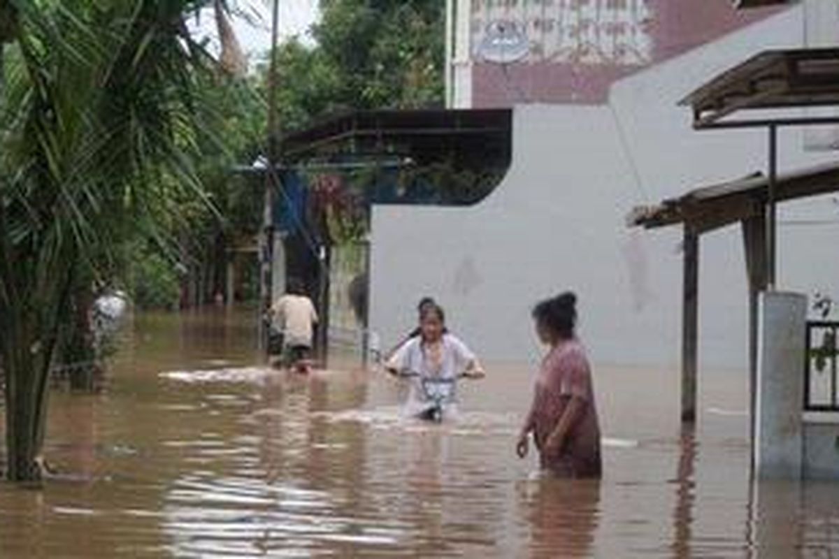 Warga di Kampung Kayu Gede RT 01 RW 04 Kelurahan Pakujaya, Serpong Utara, Tangerang Selatan, tak beruntung karena sering kebanjiran. Warga di perkampungan yang terletak di dekat proyek pembangunan perumahan Fortune Belezza, Jalan Graha Raya itu memasang spanduk protes meminta perhatian, Selasa (15/1/2013).