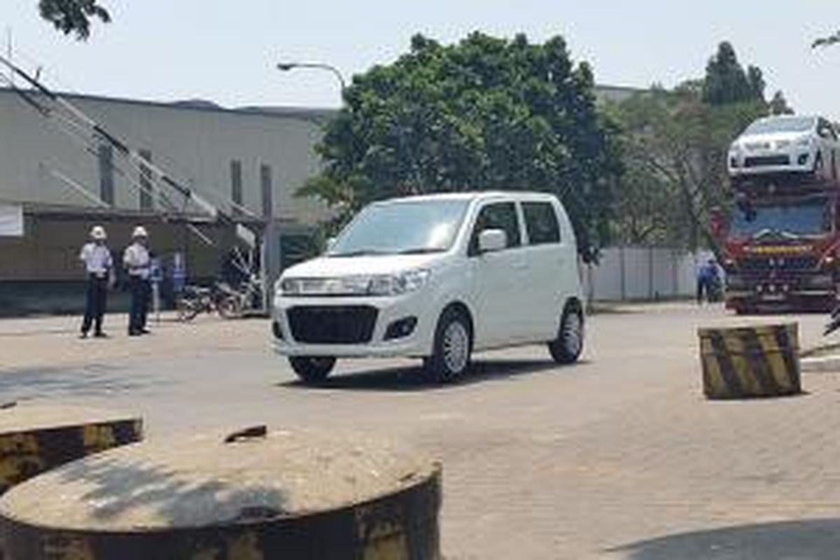 Suzuki Karimun Wagon R GS sedang melintas di wilayah Cakung 