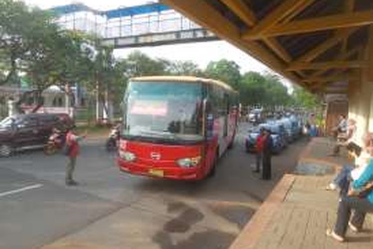 Salah satu bus transjakarta saat sedang berhenti di Halte Kampus Universitas Indonesia, Senin (25/4/2016). Bus ini akan melayani rute Kampus UI-Manggarai, yang merupakan satu dari enam rute baru transjakarta yang mulai beroperasi per 25 April ini.