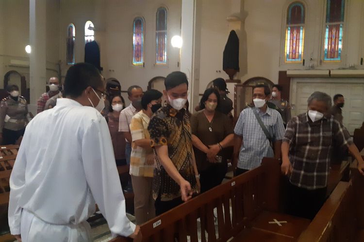 Wali Kota Solo Gibran Rakabuming Raka meninjau kesiapan Gereja Katolik ST Antonius Purbaya menjelang perayaan Paskah di Solo, Jawa Tengah, Selasa (12/4/2022) sore.