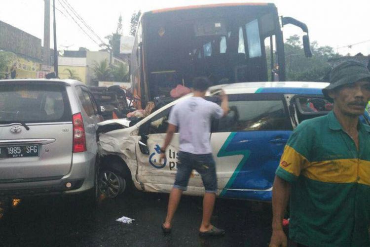 Tabrakan beruntun terjadi di Jalan Raya Puncak, Desa Cipayung, Kecamatan Megamendung, Puncak, Bogor, Jawa Barat, Sabtu (22/4/2017).