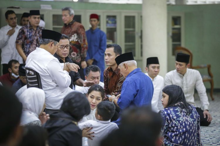 Presiden ke-6 RI Susilo Bambang Yudhoyono (kiri) berbincang dengan mantan Menko Polhukam Djoko Suyanto (kedua kiri) dan mantan Menko Perekonomian Hatta Rajasa (kanan) saat menunggu proses pengkafanan jenasah Ibu Ani Yudhoyono, di Kedutaan Besar Indonesia, di Singapura, Sabtu (1/6/2019). ANTARA FOTO/M N Kanwa/ama.