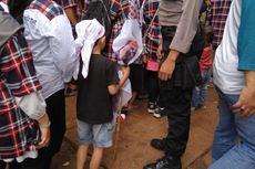 Beberapa Anak Kecil Gunakan Atribut Ahok-Djarot di Konser 