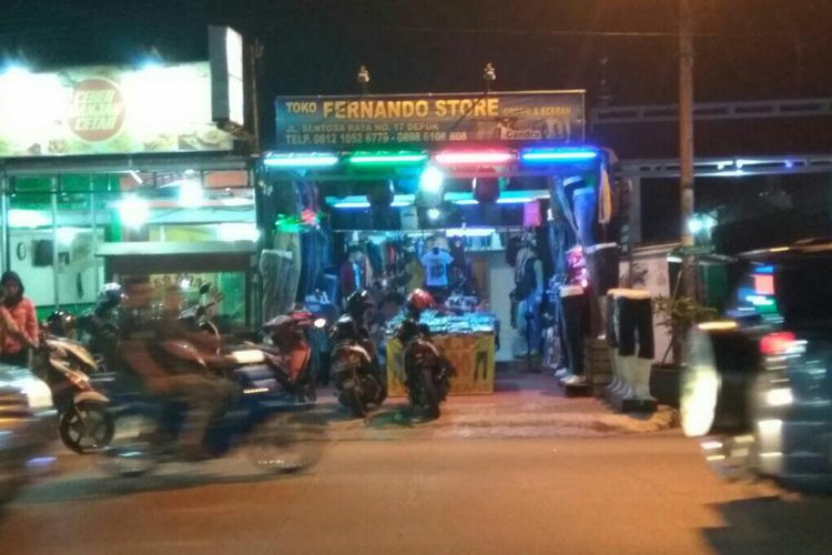 Kios pakaian Fernando di Jalan Sentosa Raya, Depok Tengah, Sukmajaya, Kota Depok ramai dilalui kendaraan.