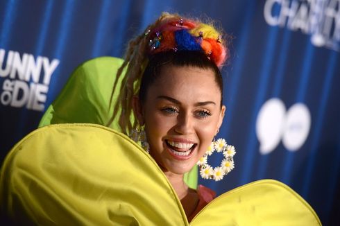 Miley Cyrus Persembahkan “Malibu” untuk Liam Hemsworth