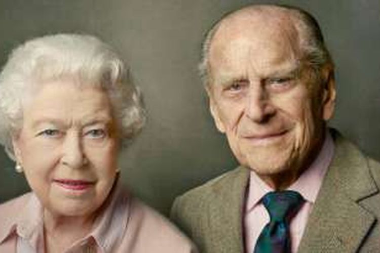 Foto terbaru Ratu Elizabeth II bersama suaminya yang dirilis Istana Buckingham, Inggris  
 
