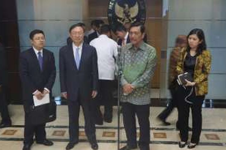 Menteri Koordinator bidang Politik, Hukum dan Keamanan Luhut Binsar Pandjaitan bertemu dengan State Councillor Negara China Yang Jiechi di kantor Kemenko Polhukam, Jakarta Pusat, Senin sore (9/5/2016).   Dalam pertemuan tersebut kedua pihak membicarakan perihal upaya mempererat kerjasama dalam menangani isu yang muncul di antara Indonesia dan China.