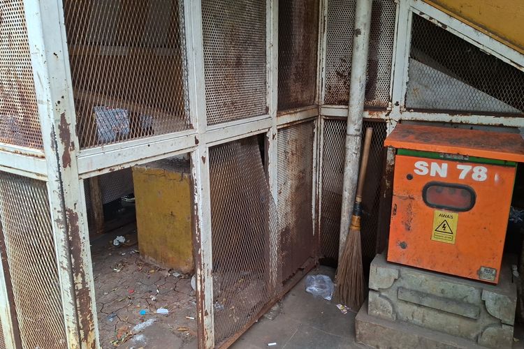 Bau Pesing Muncul di JPO Stasiun Palmerah Diduga akibat Tunawisma Kencing Sembarangan