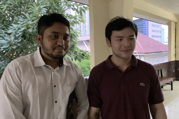 Nicholas Sean (kanan) bersama kuasa hukumnya Junanda Wahid saat ditemui ketika persidangan Ayu Thalia di Pengadilan (PN) Jakarta Utara, Kamis (7/7/2022).