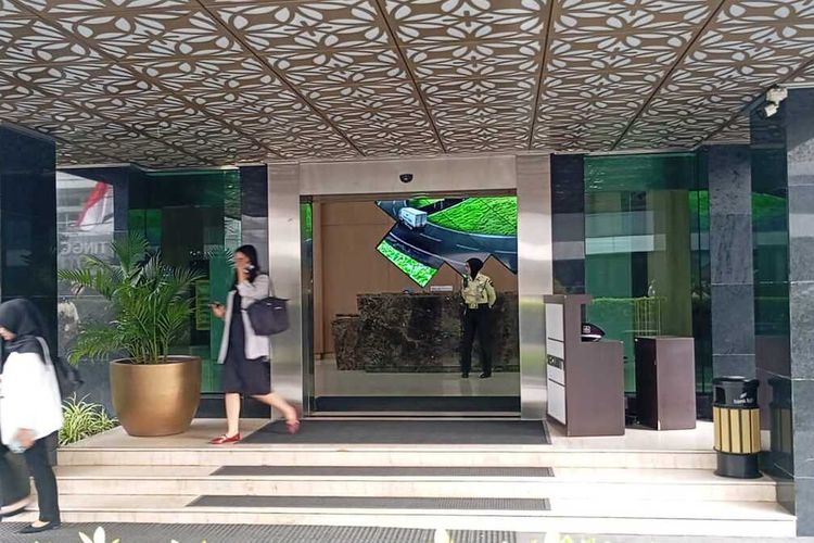 Para pegawai Bank BJB pulang melalui pintu utama Kantor Pusat Bank BJB di Jalan Naripan, Kota Bandung, Jawa Barat usai digeledah oleh Komisi Pemberantasan Korupsi (KPK), Rabu (12/3/2025) sore.