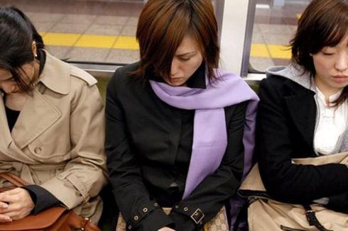 Di Jepang, Wanita Tak Boleh Pakai Kacamata Saat Kerja