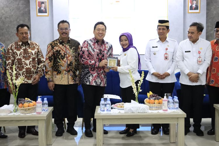 Pj Bupati Tangerang Andi Ony menerima plakat dari Wakil Ketua Komisi IX DPR RI Charles Honoris dalam kunjungan kerja spesifik di RSUD Kabupaten Tangerang. Kunjungan ini bertujuan untuk mengawasi peningkatan kualitas pelayanan kesehatan RSUD sebagai rumah sakit unggulan di Provinsi Banten