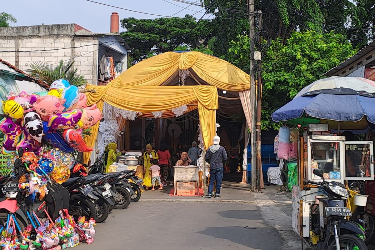 Tenda hajatan di Jalan Haji Lebar, Kembangan, Jakarta Barat, Selasa (9/1/2024). 