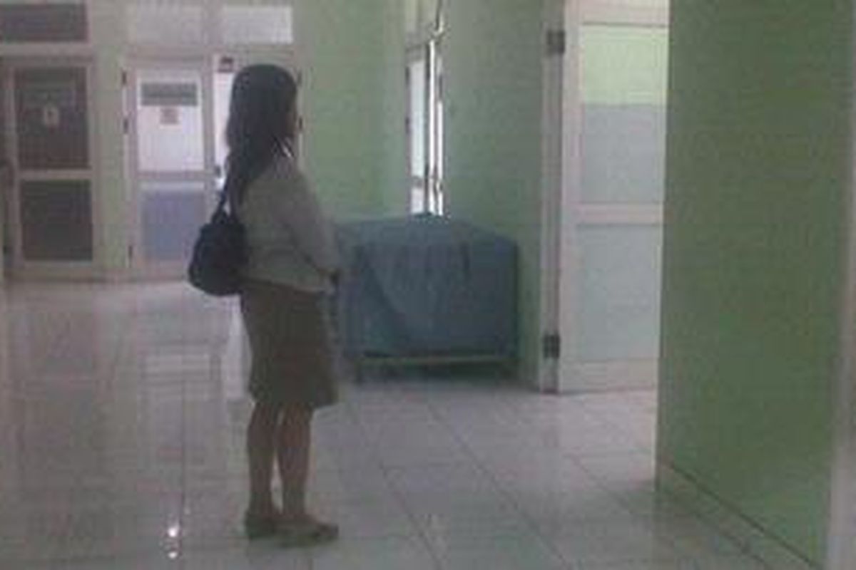 Salah seorang kerabat Liong Lenny Erwati (45), korban penembakan di Jalan Cidodol Raya, Kebayoran Lama, Jakarta Selatan, Selasa (23/10/2012) malam, sedang berada di depan ruang jenasah RS Fatmawati, Jakarta Selatan.