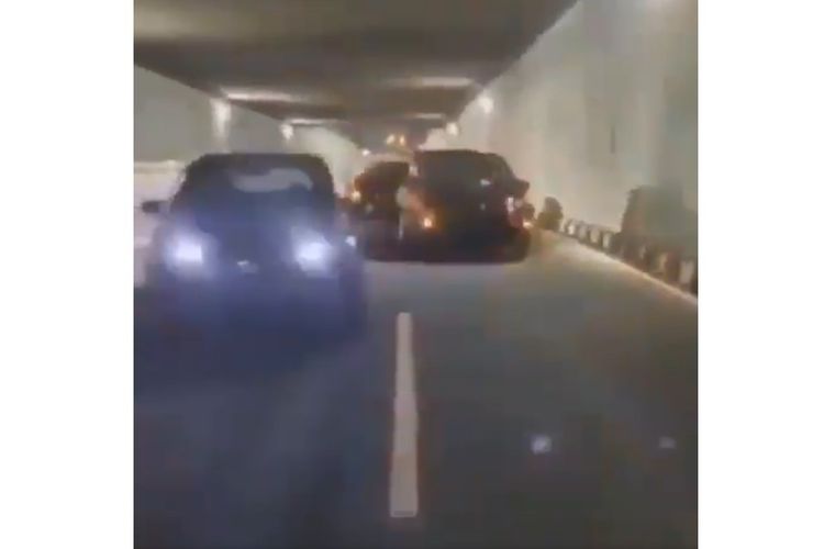 Tangkapan layar video beberapa mobil yang lakukan goyang TikTok di Underpass Kentungan, Yogyakarta.