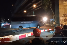 Video Dua Bus TNI AL Terobos Pelintasan KA, Hampir Ditabrak Kereta